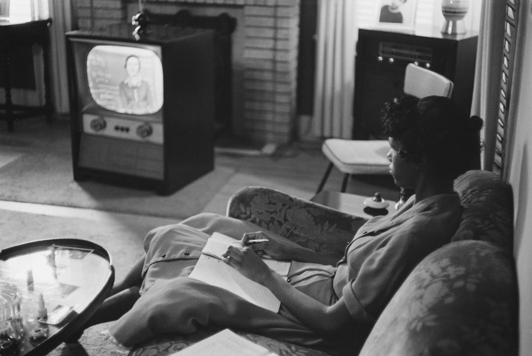1950s family watching tv